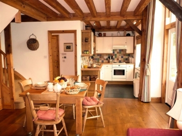 Dining area & kitchen